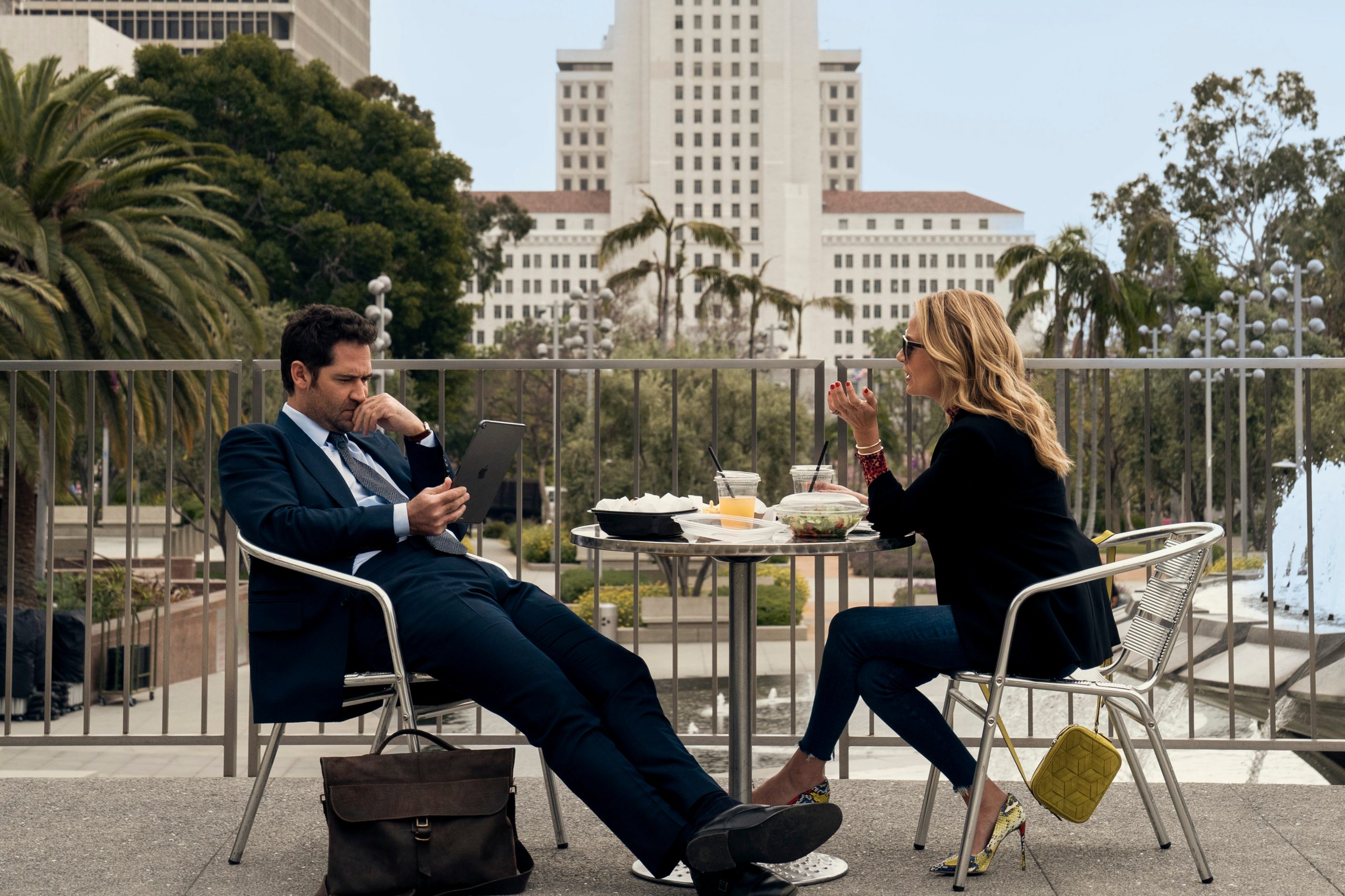 The Lincoln Lawyer. (L to R) Manuel Garcia-Rulfo as Mickey Haller, Becki Newton as Lorna in episode 101 of The Lincoln Lawyer. Cr. Lara Solanki/Netflix © 2022