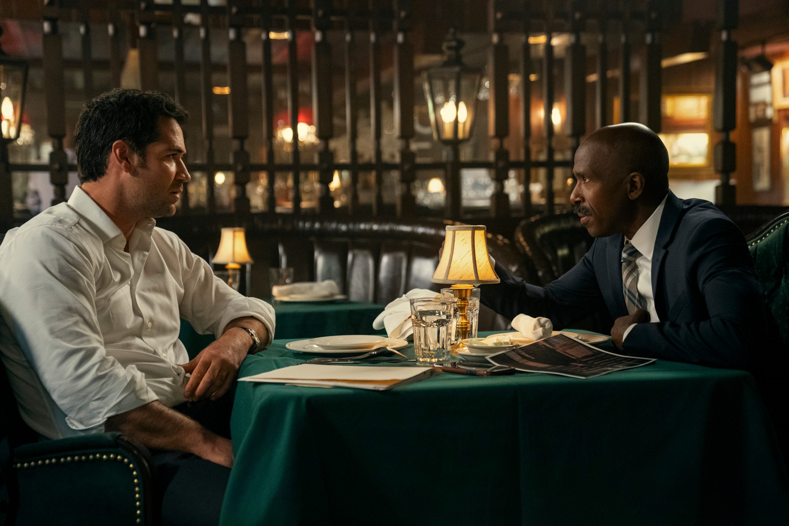 The Lincoln Lawyer. (L to R) Manuel Garcia-Rulfo as Mickey Haller, Ntare Guma Mbaho Mwine as Detective Raymond Griggs in episode 104 of The Lincoln Lawyer. Cr. Lara Solanki/Netflix © 2022