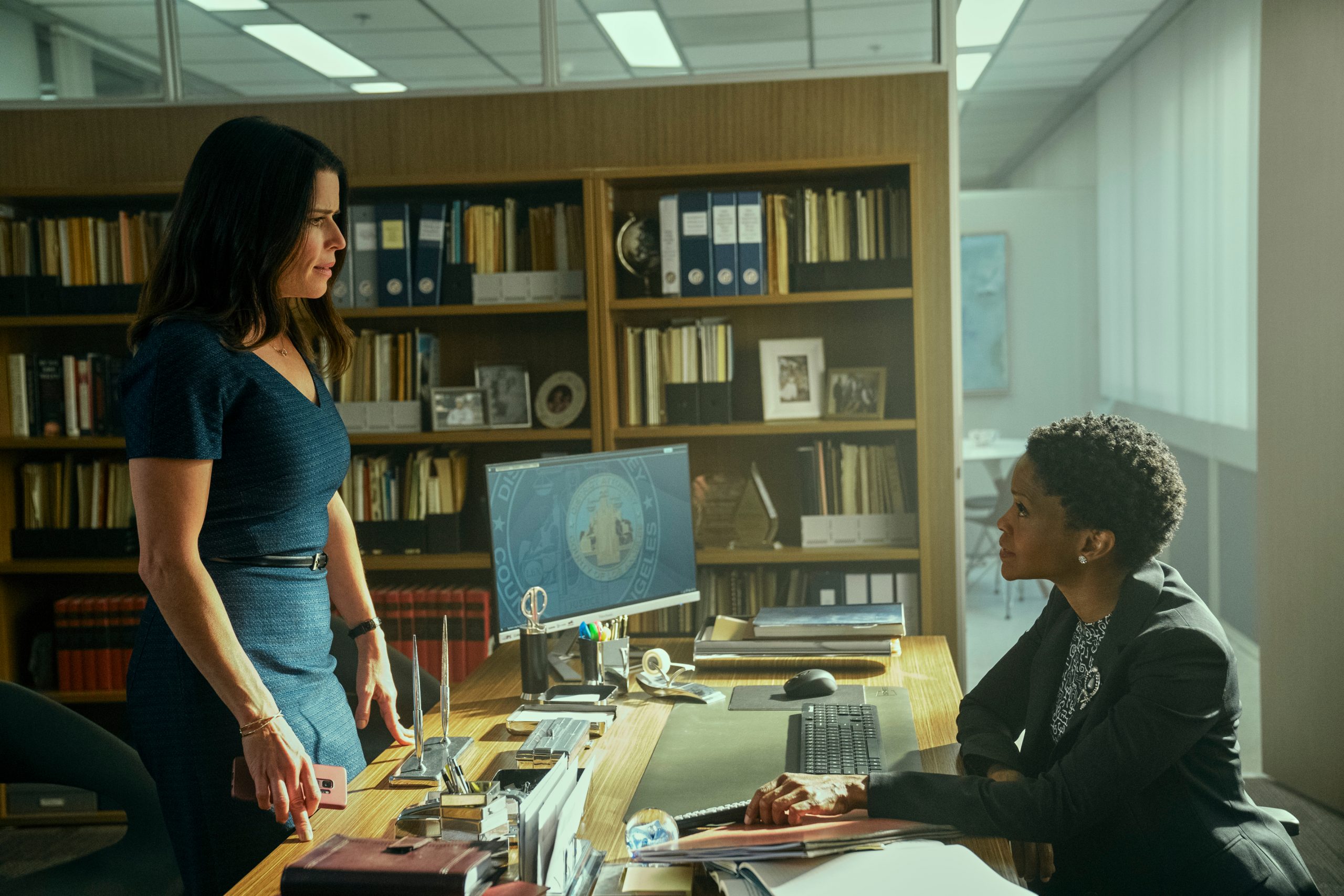 The Lincoln Lawyer. (L to R) Neve Campbell as Maggie McPherson, Kimberly Hawthorne as Janelle in episode 105 of The Lincoln Lawyer. Cr. Lara Solanki/Netflix © 2022