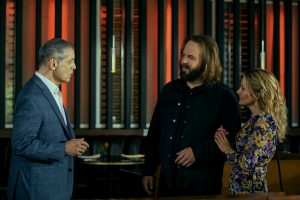 The Lincoln Lawyer. (L to R) Chuck McCollum as Phill, Angus Sampson as Cisco, Becki Newton as Lorna in episode 106 of The Lincoln Lawyer. Cr. Lara Solanki/Netflix © 2022
