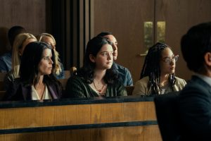 The Lincoln Lawyer. (L to R) Neve Campbell as Maggie McPherson, Krista Warner as Hayley in episode 107 of The Lincoln Lawyer. Cr. Lara Solanki/Netflix © 2022