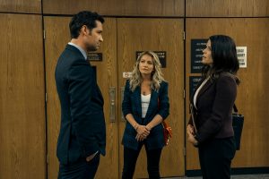 The Lincoln Lawyer. (L to R) Manuel Garcia-Rulfo as Mickey Haller, Becki Newton as Lorna, Neve Campbell as Maggie McPherson in episode 107 of The Lincoln Lawyer. Cr. Lara Solanki/Netflix © 2022