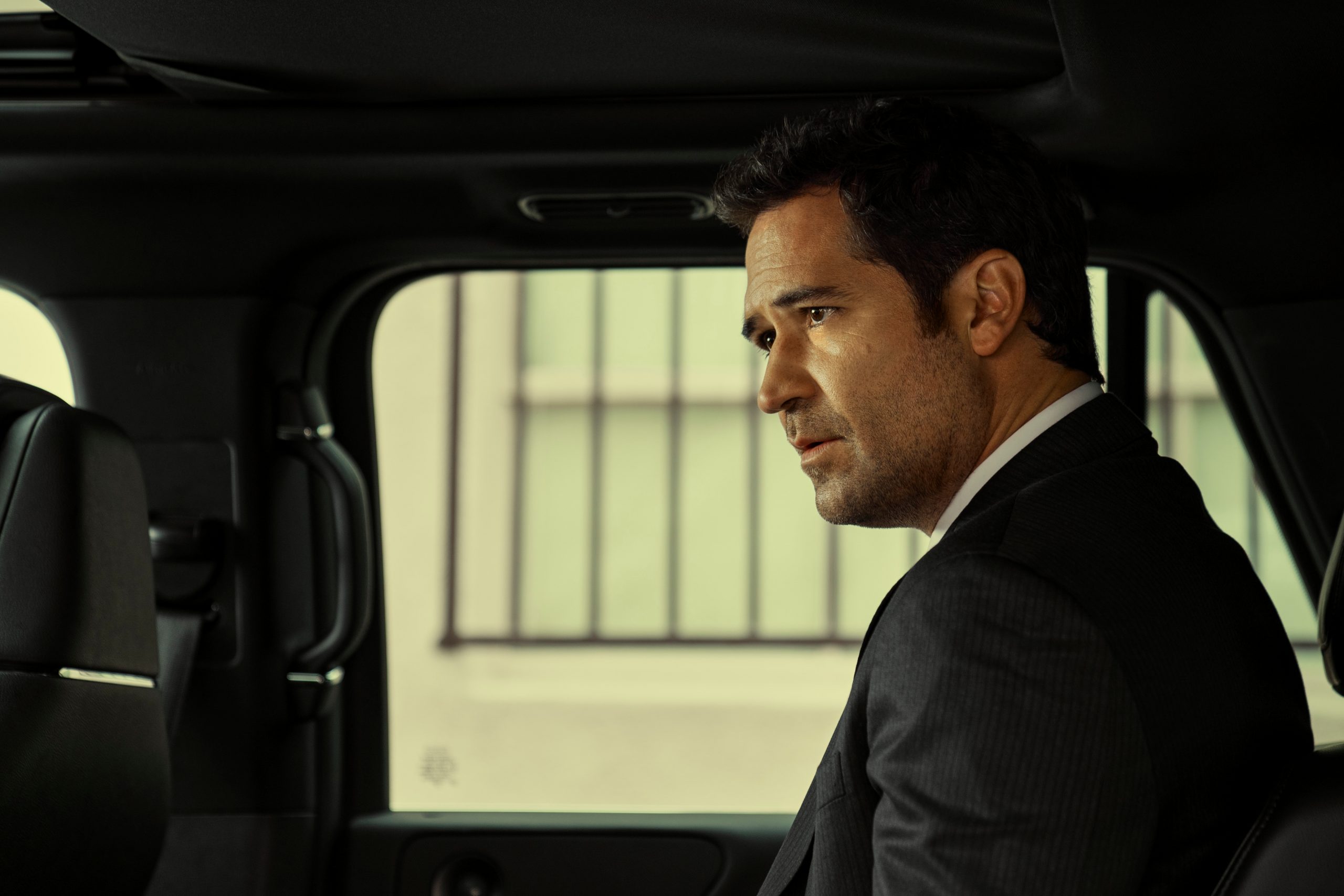 The Lincoln Lawyer. Manuel Garcia-Rulfo as Mickey Haller in episode 107 of The Lincoln Lawyer. Cr. Lara Solanki/Netflix © 2022