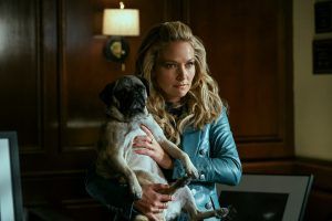 The Lincoln Lawyer. (L to R) Winston The Pug as self, Becki Newton as Lorna in episode 108 of The Lincoln Lawyer. Cr. Lara Solanki/Netflix © 2022