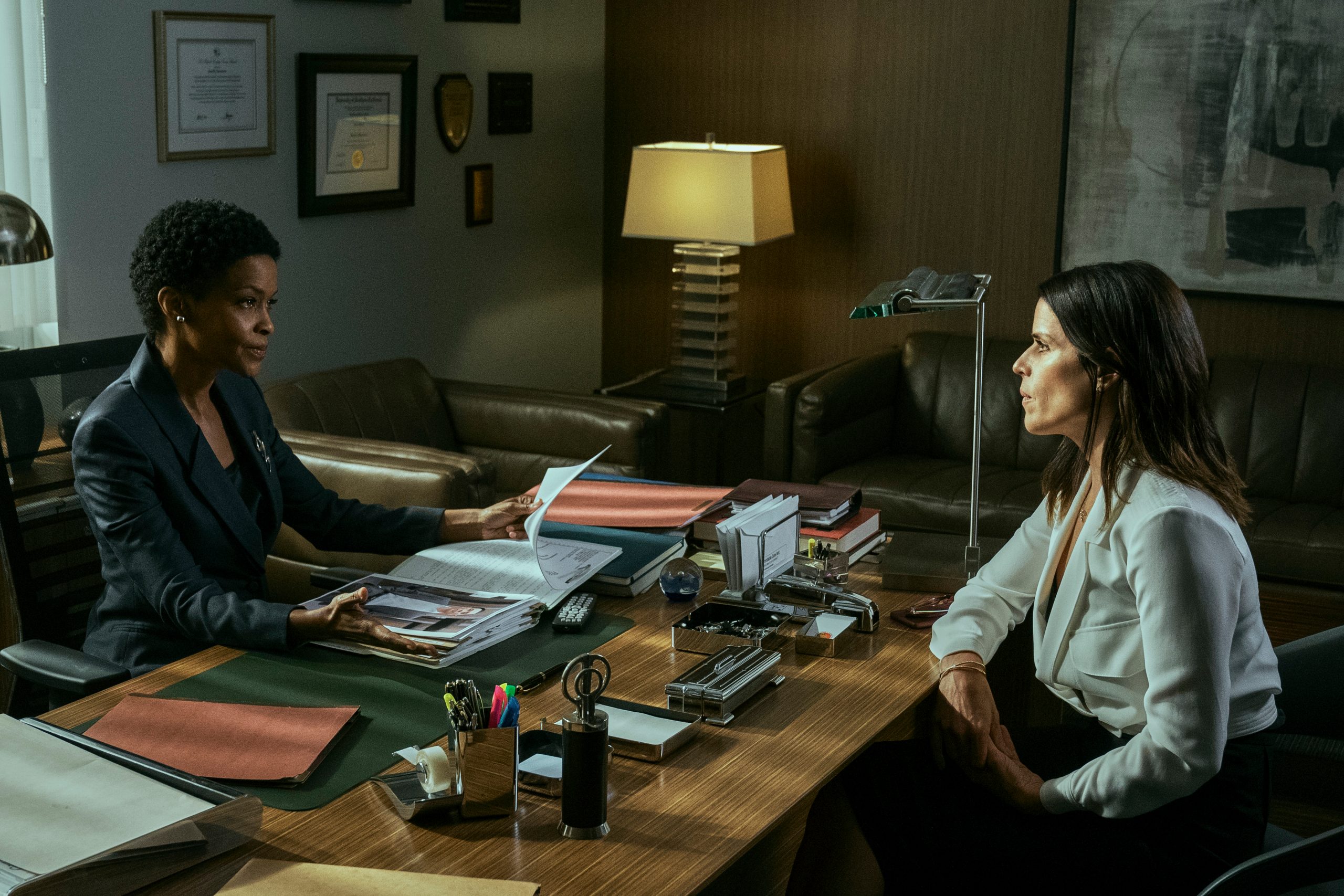 The Lincoln Lawyer. (L to R) Kimberly Hawthorne as Janelle, Neve Campbell as Maggie McPherson in episode 108 of The Lincoln Lawyer. Cr. Lara Solanki/Netflix © 2022
