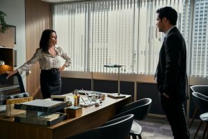 The Lincoln Lawyer. (L to R) Neve Campbell as Maggie McPherson, Manuel Garcia-Rulfo as Mickey Haller in episode 110 of The Lincoln Lawyer. Cr. Lara Solanki/Netflix © 2022