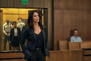 Lincoln Lawyer. (L to R) Carolyn Ratteray as Sara Ortiz, Neve Campbell as Maggie McPherson, Gabriel Burrafato as Mike Pomerantz in episode 110 of Lincoln Lawyer. Cr. Lara Solanki/Netflix © 2022